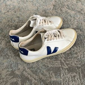 Veja Esplar white leather & cobalt blue